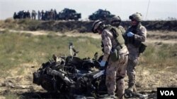 Tiga tentara NATO asal Swedia memeriksa bekas serangan bunuh diri di Mazar-i-Sharif, Afghanistan (foto: 24 September 2010).