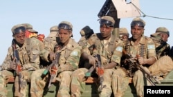 Des soldats de l'armée somalienne dans la ville de Barawe lors de la deuxième phase de l'opération Indian Ocean, le 4 octobre 2014.