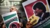 Simpatizante enarbola un cartel de apoyo al ex presidente Evo Morales durante una manifestación frente a la embajada de Bolivia en México el 11 de noviembre de 2019.