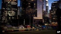 Des tentes de SDF à côté des gratte-ciel de Los Angeles, Californie, le 1er décembre 2017. 