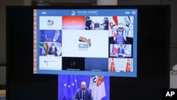 El presidente del Consejo Europeo, Charles Michel, en la parte inferior de la pantalla durante una reunión virtual del G20, en Bruselas.