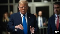 El expresidente de Estados Unidos y candidato presidencial republicano Donald Trump habla con la prensa durante su juicio por supuestamente encubrir pagos de dinero vinculados a relaciones extramatrimoniales en el Tribunal Penal de Manhattan en Nueva York el 22 de abril de 2024.