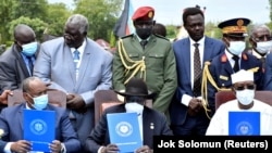 Le général Abdel Fattah al-Burhan (à g.), chef du Conseil souverain du Soudan, le président du Sud-Soudan Salva Kiir (centre) et le président du Tchad Idriss Deby (à dr.) lors de la cérémonie de paix à Juba, au Sud-Soudan, le 3 octobre 2020.