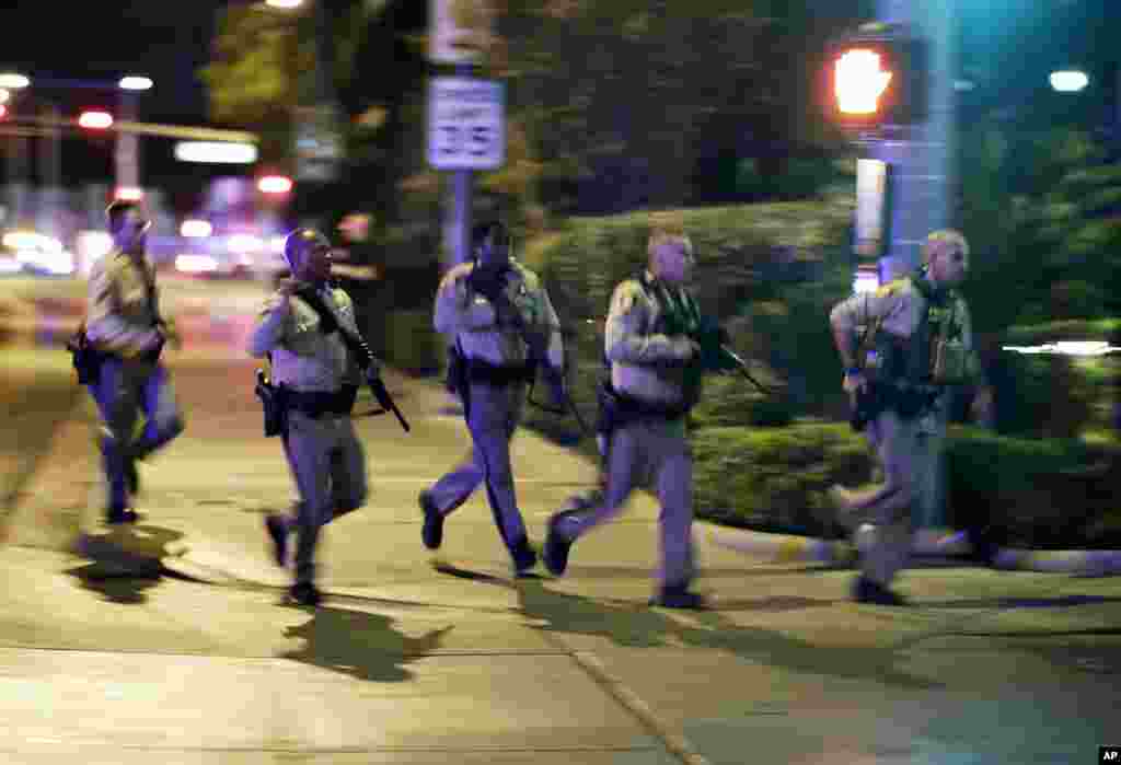 La police court vers la salle de concert après la fusillade lors d'un festival de musique, à Las Vegas, le 1er octobre 2017.