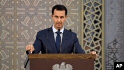 Le président syrien Bashar Assad s'entretient avec des diplomates syriens, à Damas, en Syrie, le 20 août 2017.
