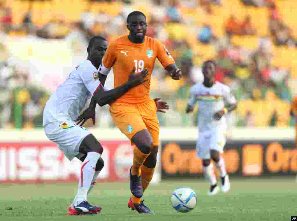 Yaya Touré de la Côte-d'Ivoire, à droite, est en duel avec Boubakar Fofana de la Guinée au cours du match de football du groupe D de la Coupe d'Afrique des Nations au stade de Malabo, Guinée équatoriale, mardi 20 janvier 2015.