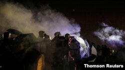 Los manifestantes se enfrentan a la policía por tercer día consecutivo el 13 de abril de 2021 en Minnesota por la muerte del joven afroestadounidense Daunte Wright.