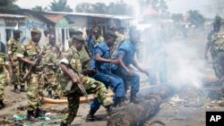 Des éléments de la police et de l'armée burundaise à Bujumbura