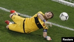 Le gardien espagnol Iker Casillas lors d'un match en demi-finale de l'Euro 2012 au Donbass Arena à Donetsk, le 27 juin 2012
