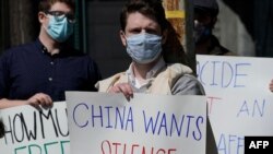 Demonstranti drže parole zahtijevajući prava za Ujgure, u New Yorku, 22. marta 2021.