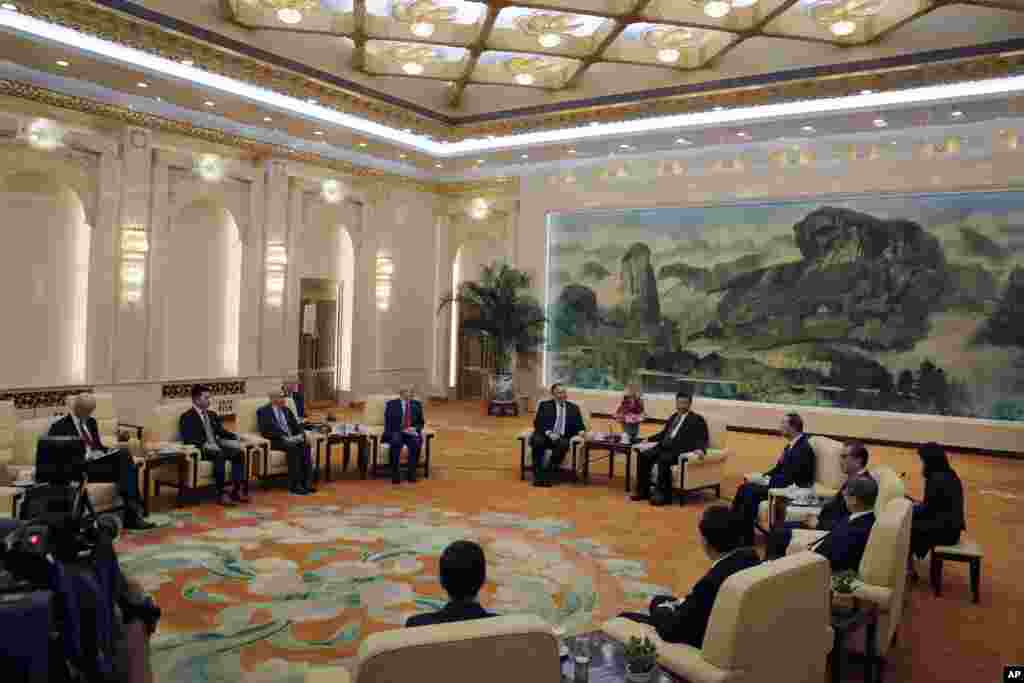 在北京人民大会堂,美国国务卿蓬佩奥和美国大使布兰斯塔德回见中国国家主席习近平、国务委员杨洁篪和外长王毅(2018年6月14日)。双方讨论了朝核、贸易和南中国海军事化等议题。美国国务院表示,蓬佩奥提到了美朝历史性峰会的关键成果。他还强调,美国决心在朝鲜半岛实现全面、可验证和不可逆转的无核化,并帮助建立持久与稳定的和平机制。