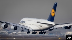 Archivo - Un Airbus A 380 de Aerolíneas Lufthansa aterriza en el Aeropuerto de Frankfurt, Alemania.