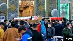 Familiares y amigos cargan ataudes de las víctimas de los atentados del jueves en Bagdad, el 21 de enero de 2021.
