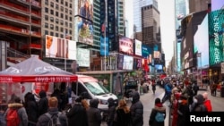 Varias personas hacen cola para una prueba de COVID-19 en Times Square. La variante ómicron del coronavirus predomina en EE. UU., anunciaron el lunes autoridades de Salud. REUTERS / Andrew Kelly