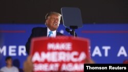 El presidente Donald Trump se dirige a los asistentes al mitin celebrado en el aeropuerto regional Arnold Palmer, en Latrobe, Pensilvania.