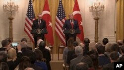 Un grupo bipartidista de legisladores pidió al presidente Donald Trump no reunirse con el mandatario turco, poco antes del arribo del segundo a la Casa Blanca, en visita oficial.