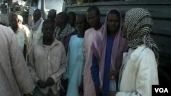 ARSIP - Para pengungsi Nigeria tampak di titik kumpul sebelum dikembalikan ke Nigeria, di Fotokol, Kamerun, 19 April 2017 (foto: VOA/M.E. Kindzeka)
