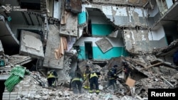 Waokoaji katika majengo yaliyoharibiwa kwenye mkoa wa Sumy nchini Ukraine. Picha ilichukuliwa Nov. 19, 2024. (Press service of the State Emergency Service of Ukraine in Sumy region/Handout via Reuters) 