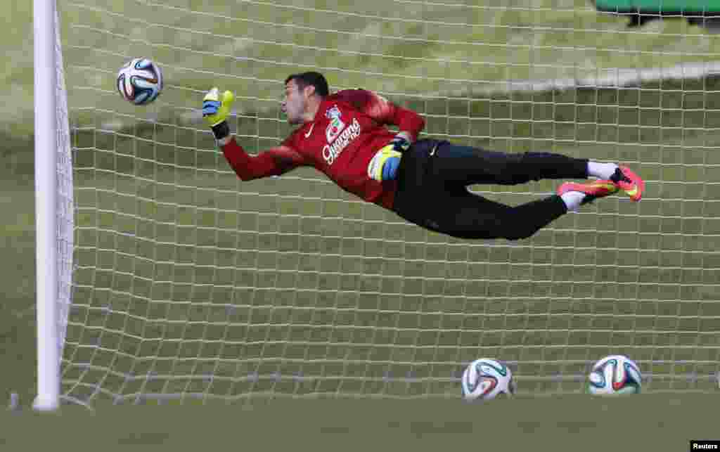 Brazil's goalkeeper, Julio Cesar, attends a training session in Teresopolis, near Rio de Janeiro, June 13, 2014. 