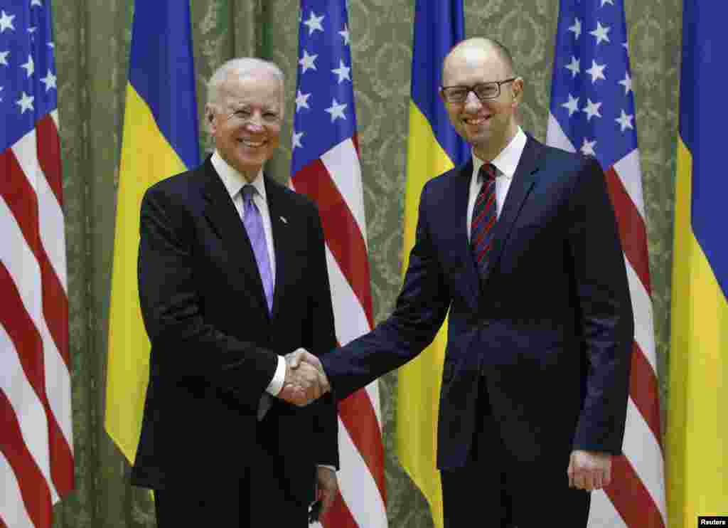 AQSh Vitse-prezidenti Jo Bayden (chapda) Ukraina Bosh vaziri Arseniy Yatsenyuk bilan ko'rishmoqda, Kiyev, 21-noyabr, 2014-yil.