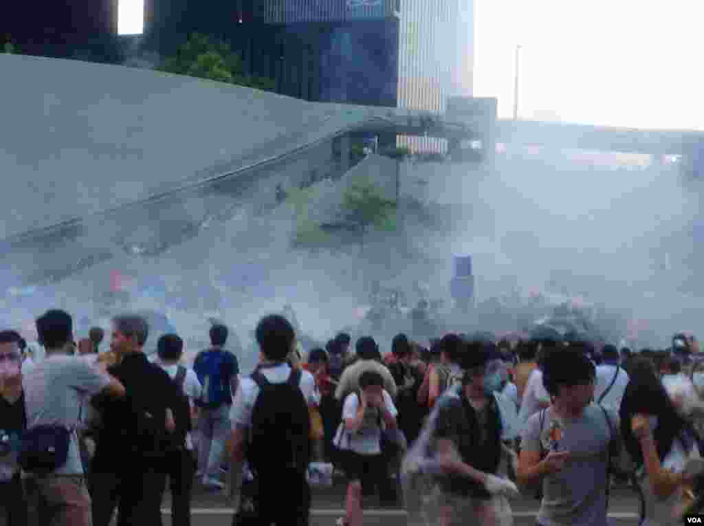 港人聲援佔中抗拒警方封鎖中環金鐘多處癱瘓(美國之音海彥拍攝)