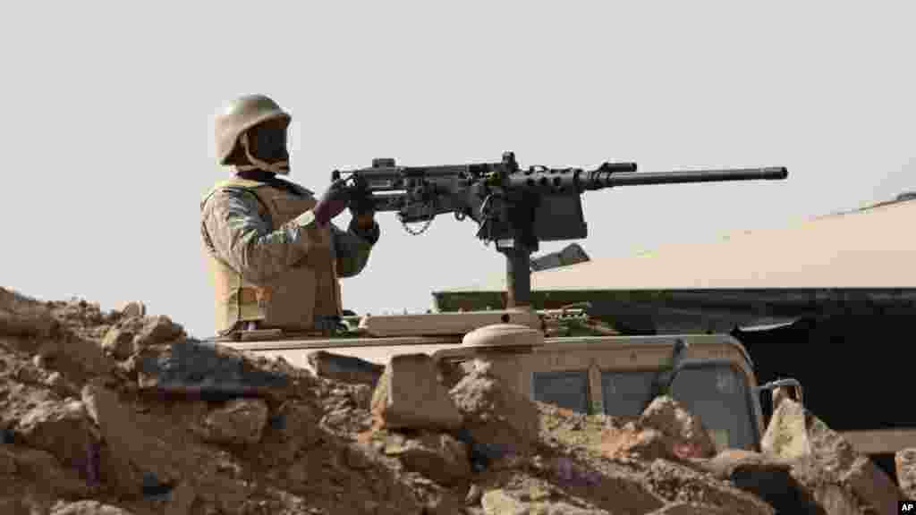 Wani sojan kasar Saudiyya ya harba makami zuwa yankin 'yan tawayen Houthi, Afrilu 21, 2015.