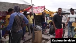 El hacinamiento en la frontera lleva a los migrantes a pagar dinero a personas no confiables.