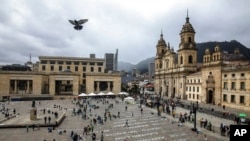 ARCHIVO - Los nombres de los activistas de izquierda asesinados como parte de una instalación artística de la colombiana Doris Salcedo en la Plaza Bolívar, en el centro de Bogotá, en junio de 2019.
