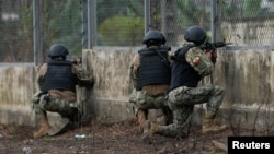 Soldados vigilan una puerta después de que varios reclusos murieran en peleas entre pandillas, en Guayaquil, Ecuador, el 2 de noviembre de 2022.