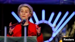 La presidenta de la Comisión Europea, Ursula von der Leyen, habla en Bruselas, Bélgica, el 2 de diciembre de 2021.