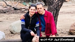 جمشید شارمهد، زندانی دوتابعیتی ایرانی-آلمانی و دارای اقامت دائم آمریکا، در کنار دخترش غزاله شارمهد. جمهوری اسلامی او را محکوم به اعدام کرده است.