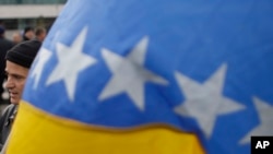 ARHIVA - Zastava Bosne i Hercegovinena protestu u Sarajevu 2011. godine (Foto: AP/Amel Emrić)