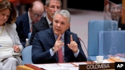 En esta foto proporcionada por las Naciones Unidas, el presidente de Colombia, Iván Duque, habla en el Consejo de Seguridad del organismo, el martes 12 de abril de 2022. 