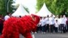 Presiden Jokowi yang ikut menghadiri jalan sehat rangkaian acara menuju satu abad NU di Solo, Minggu (22/1) menyatakan kontribusi NU bagi Indonesia tak diragukan lagi. (Foto: Courtesy/Setpres)