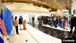 William Duncan, nuevo embajador de Estados Unidos en El Salvador, atiende a los medios al llegar al país, el 26 de enero de 2023.  [Fotografía: Embajada de Estados Unidos en El Salvador]
