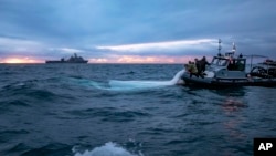 美國海軍提供的圖像顯示隸屬第2拆彈大隊的水兵在南卡羅萊納州美特爾海灘附近海域打撈被擊落的中國氣球殘骸。(2023年2月5日)