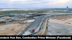 រូបភាព​ទិដ្ឋភាព​ការដ្ឋាន​សាងសង់​អាកាសយានដ្ឋាន​អន្តរជាតិ​ថ្មី​របស់​រាជធានី​ភ្នំពេញ នៅ​ស្រុក​កណ្តាល​ស្ទឹង​ ខេត្ត​កណ្តាល កាល​ពី​ឆ្នាំ ២០២១។
