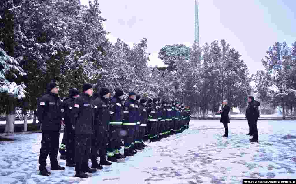 ქართველი მაშველები თურქეთში გაემგზავრნენ. "ქართველი მეხანძრე-მაშველების ჯგუფი, რომელიც თურქეთში გაემგზავრა, დაკომპლექტებულია მიწისძვრის შედეგების სალიკვიდაციო და სამაშველო ღონისძიებების განხორციელების მიმართულებით გადამზადებული მეხანძრე-მაშველებით,"- წერია შინაგან საქმეთა სამინისტროს განცხადებაში