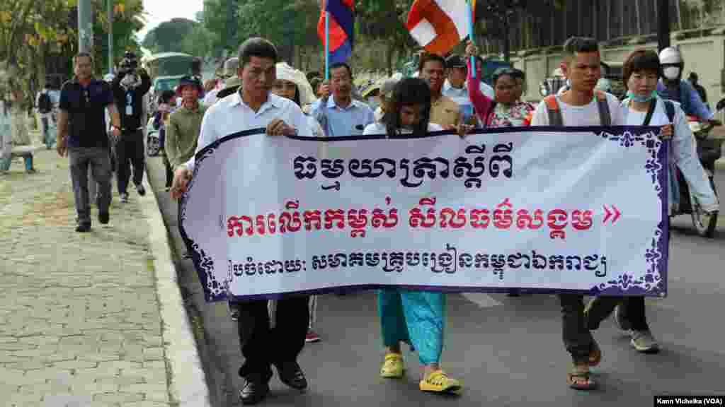 អ្នកចូលរួមកំពុងហែធម្មយាត្រាដោយថ្មើរជើងពីរាជធានីភ្នំពេញ ឆ្ពោះទៅកាន់ខេត្តពោធិ៍សាត់ ក្នុងគោលបំណងលើកកម្ពស់សីលធម៌សង្គម នៅថ្ងៃទី១ ខែកុម្ភៈ ឆ្នាំ២០២៣។ (កាន់ វិច្ឆិកា/វីអូអេ)