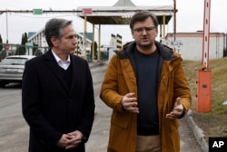 El secretario de Estado de EE. UU., Antony Blinken, a la izquierda, y el ministro de Relaciones Exteriores de Ucrania, Dmytro Kuleba, hablan con los medios de comunicación en el cruce fronterizo entre Ucrania y Polonia en Korczowa, Polonia, el 5 de marzo de 2022.