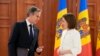 Menlu AS Antony Blinken (kiri) berbicara dengan Presiden Moldova Maia Sandu di Chisinau, Moldova, Minggu 6 Maret 2022. 