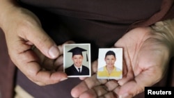 Zenobia González muestra fotos de su hijo Yaser Vado, quien está encarcelado desde noviembre de 2021 acusado de difundir noticias falsas, en Managua, Nicaragua, el 2 de febrero de 2022.