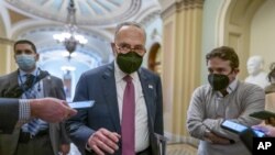 El líder de la mayoría demócrata en el Senado, Chuck Schumer, habla con reporteros el jueves 17 de febrero de 2022, en el Capitolio en Washington. (AP Foto/J. Scott Applewhite)