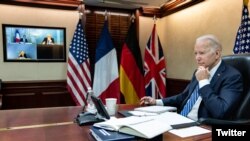 ARHIVA - Američki predsednik Džozef Bajden tokom razgovora sa francuskim predsednikom, nemačkim kancelarom i britanskim premijerom (Foto: Twitter/@WhiteHouse)