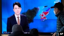 People watch a TV report on North Korea's missile launch at the Seoul Railway Station in Seoul, South Korea, March 5, 2022.