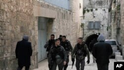 Pasukan pengaman perbatasan Israel berpatroli di kota tua Yerusalem pada 6 Maret 2022. (Foto: AP/Maya Alleruzzo)
