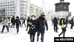 Демонстрации се одржаа и надвор од Русија, вклучително и во Индија и Казахстан, откако затворениот критичар на Кремљ Алексеј Навални повика на светски протести против војната