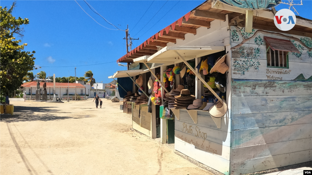 El Gran Roque es un pequeño poblado de pescadores de aproximadamente unos 3.100 habitantes, donde las pocas calles son todas de arena y no hay transporte terrestre. 
