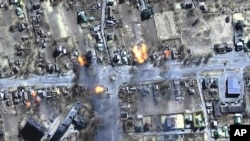 Citra satelit yang disediakan oleh Maxar Technologies ini menunjukkan gedung-gedung yang terbakar di kawasan perumahan di timur laut Chernihiv, Ukraina, Rabu, 16 Maret 2022. (Maxar Technologies via AP)
