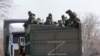 Miembros de las tropas prorrusas en un camión durante el conflicto entre Ucrania y Rusia en una carretera cerca de la ciudad portuaria sitiada del sur de Mariúpol, Ucrania, el 21 de marzo de 2022.